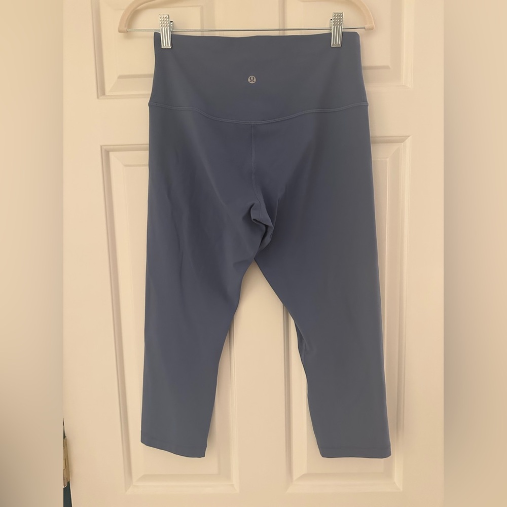 LULULEMON DUSTY BLUE CAPRI LENGTH LEGGINGS
